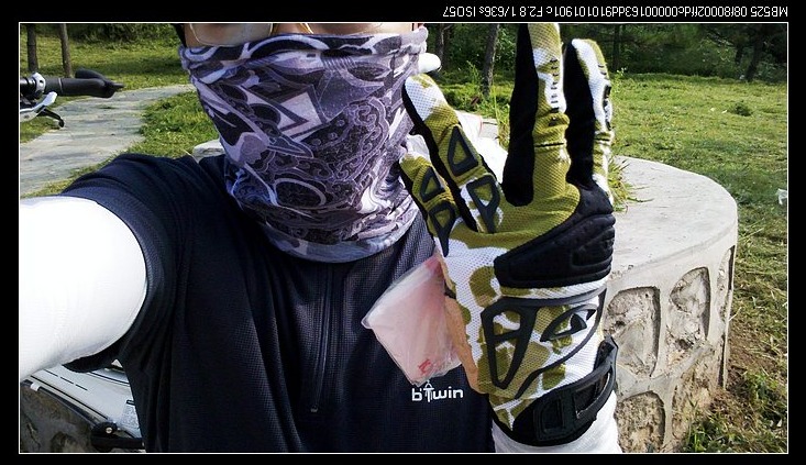 【不是四，还是三啊，小手指是为夹住粉色的纸而有点扭曲的，作为完成三字的奖励，从一个兜里掏出百元大钞鼓 ...