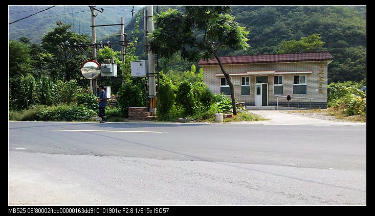 【望着前面的路，忍着胃部的难受，我有些迟疑】