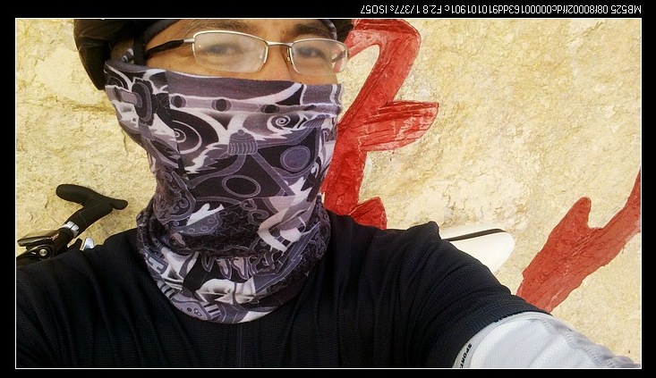 【此时，山上已经很冷了，眼镜被呼吸的空气模糊了】