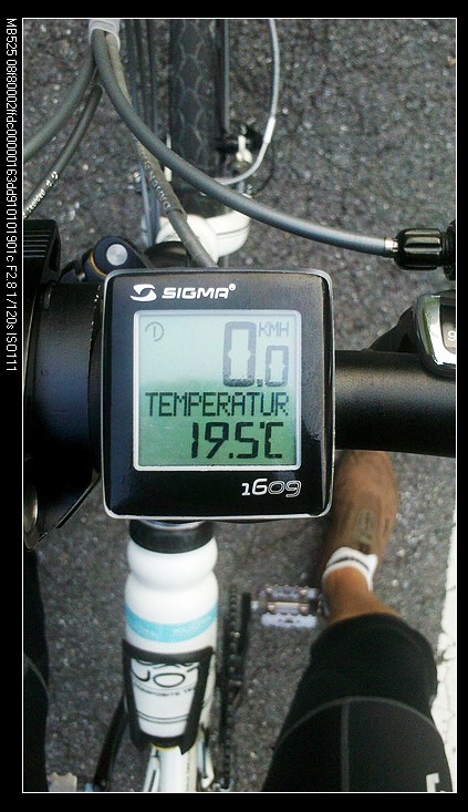 【下山了，温度只有不到20度，冷风吹得我有些颤抖，但内心却是充实而温暖的！】 ... ... ... ...