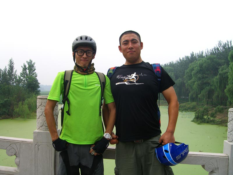 和胖哥哥比试体魄，他输了