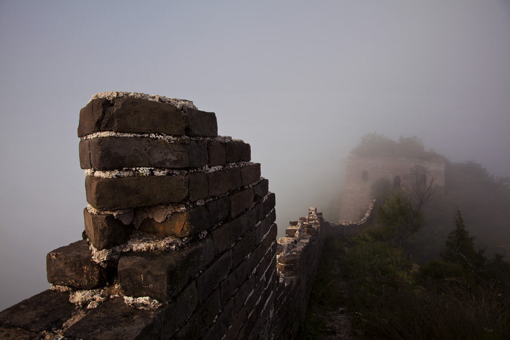 雾中的墙子路长城
