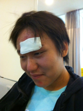 戴着头盔啊。要不……笑不出来了！