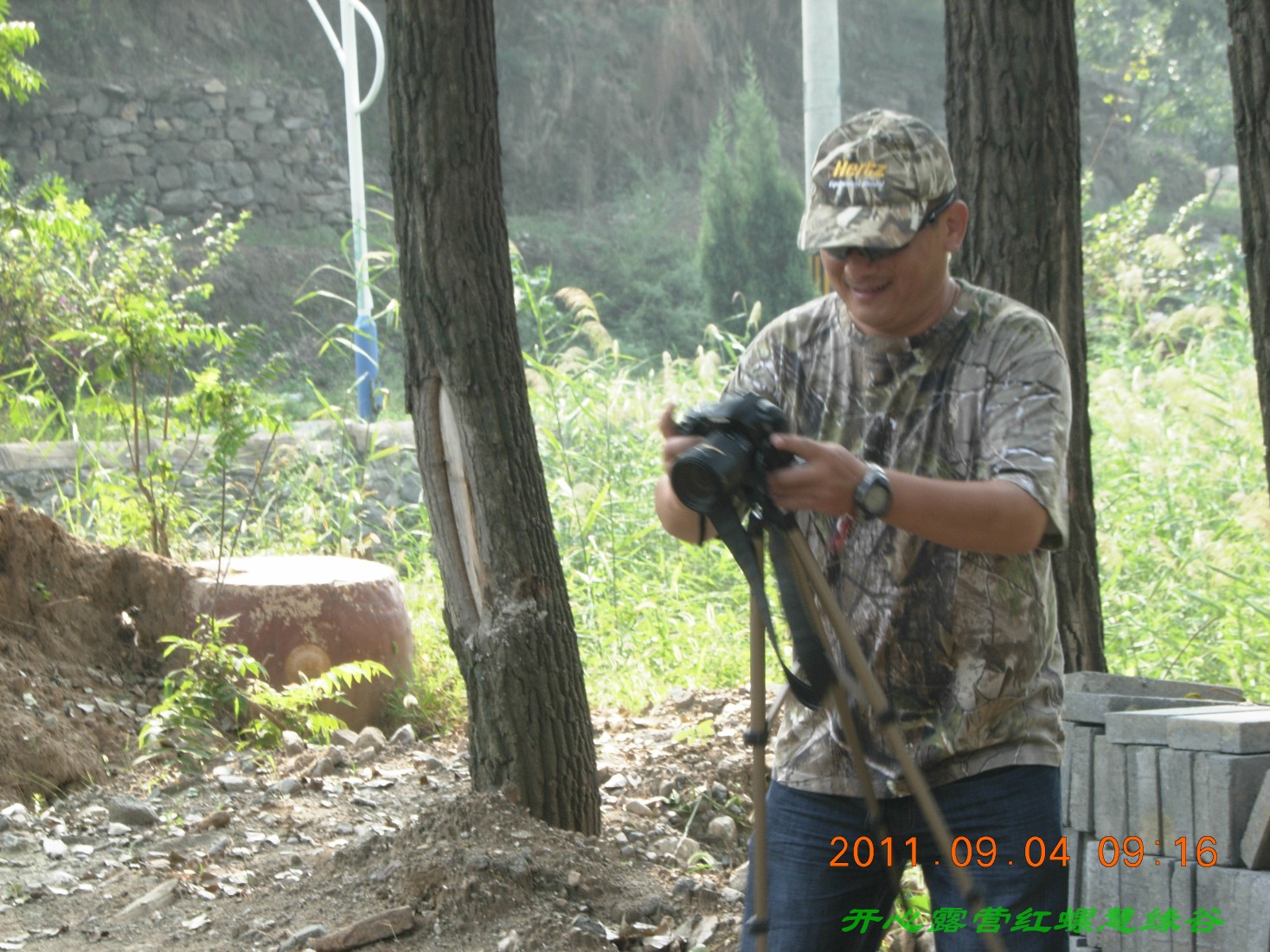 老帅哥为我们拍集体照