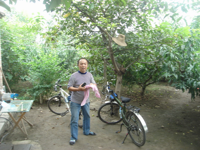 清早洗漱，旁边单车：美国“山寨悍马”