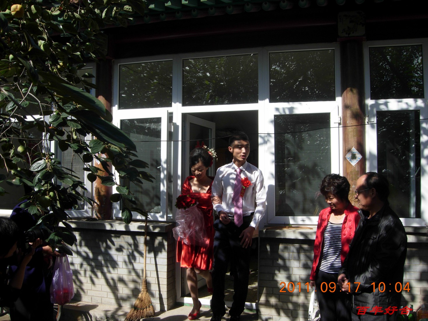 新郎把新娘迎了出来