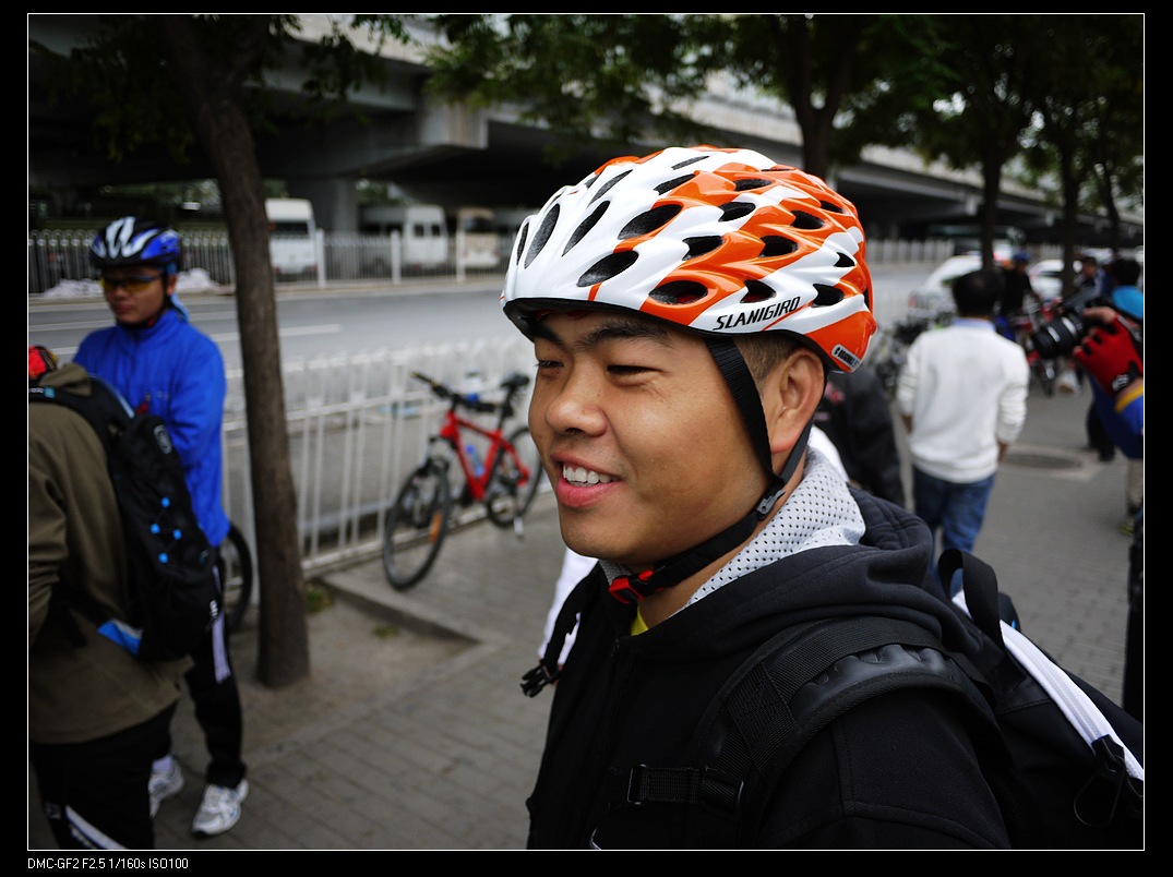 太阳当空照，我要去学校，背着炸药包，小鸟说早早早。。。
