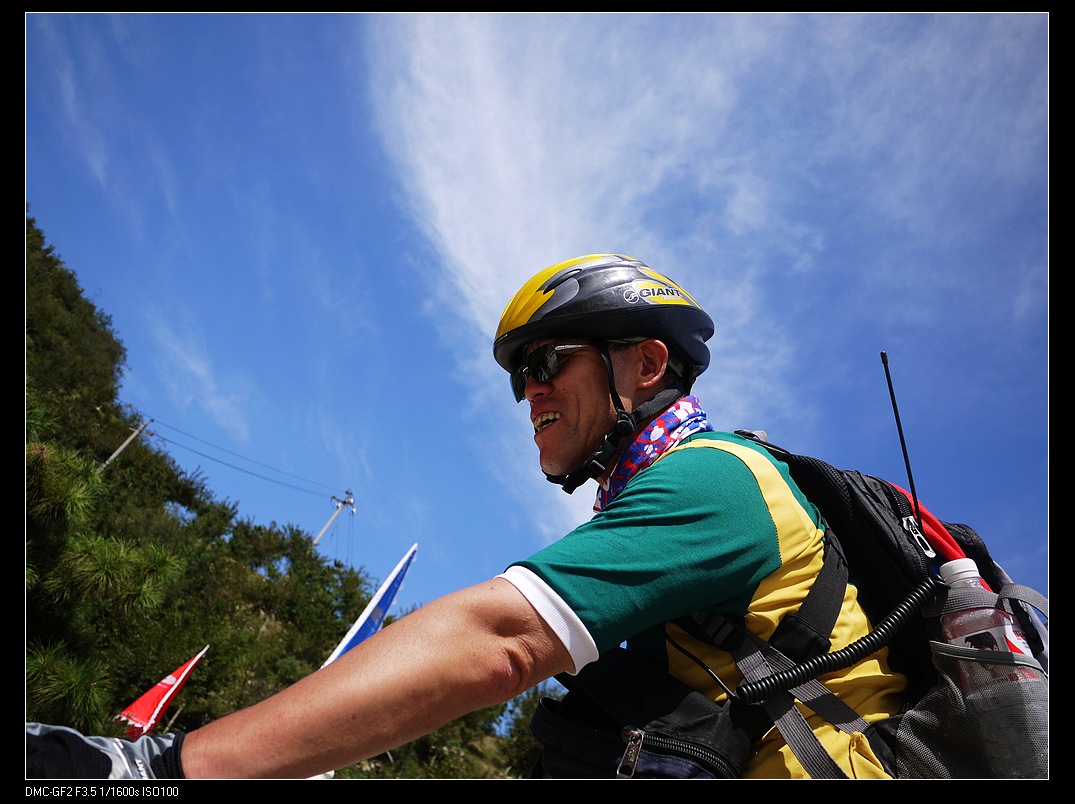 我内功达到三花聚顶，五气朝阳的境界，稍一运功就头上一气冲天！