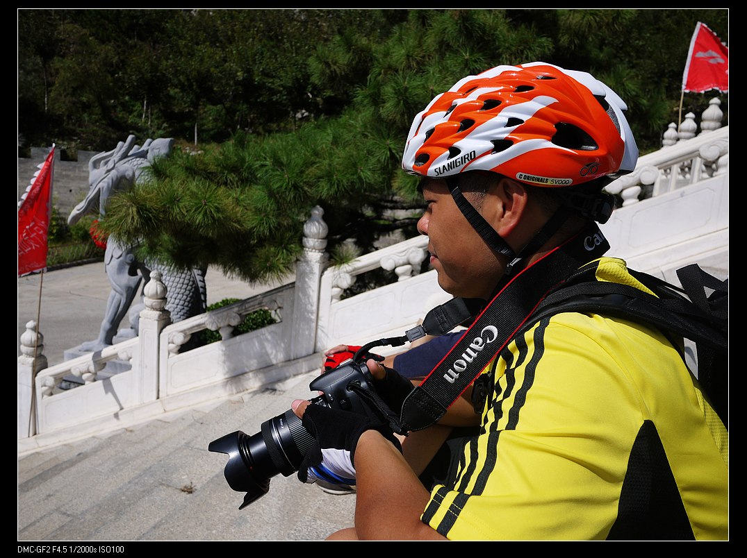顶着烈日等抓拍，兢兢业业！