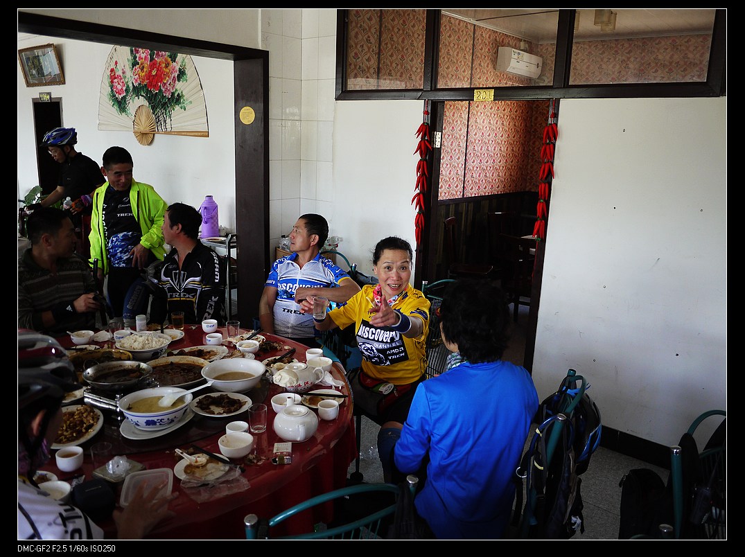 想偷拍，先把这杯白的干了！