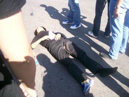 可怜的小伙！！