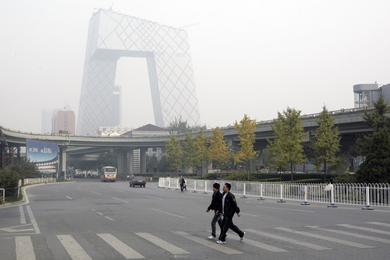 北京，一个雾霾天中的中国中央电视台大楼。