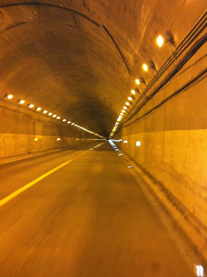 东方红隧道有灯啦