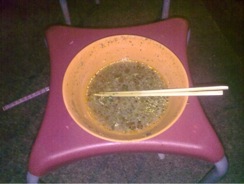 晚上没吃饭  轻松搞定一份米线！！味道真不错.jpg