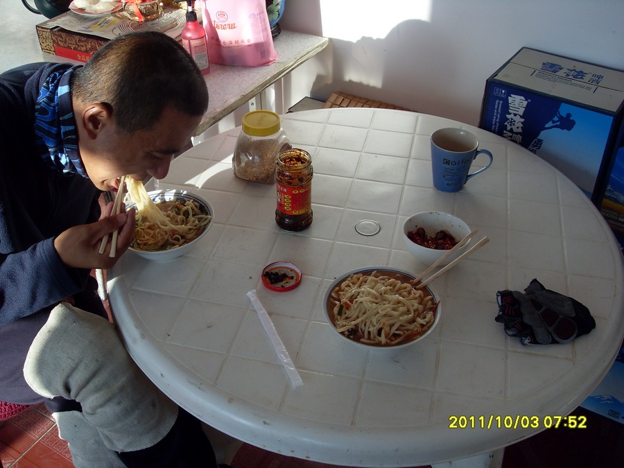 早餐，10块钱一碗。