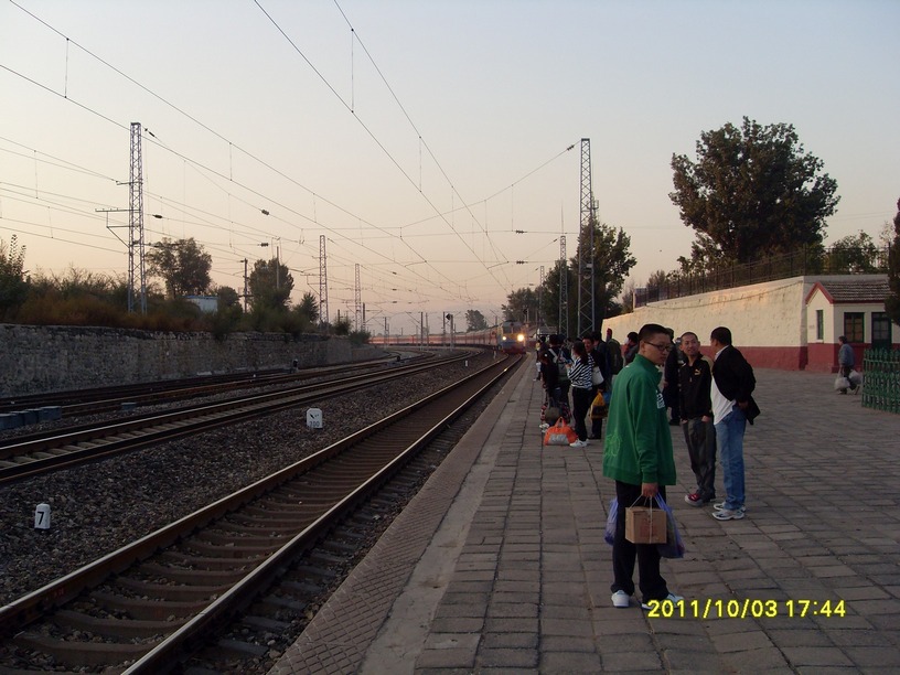 火车来了，没有几站还晚点50分钟。