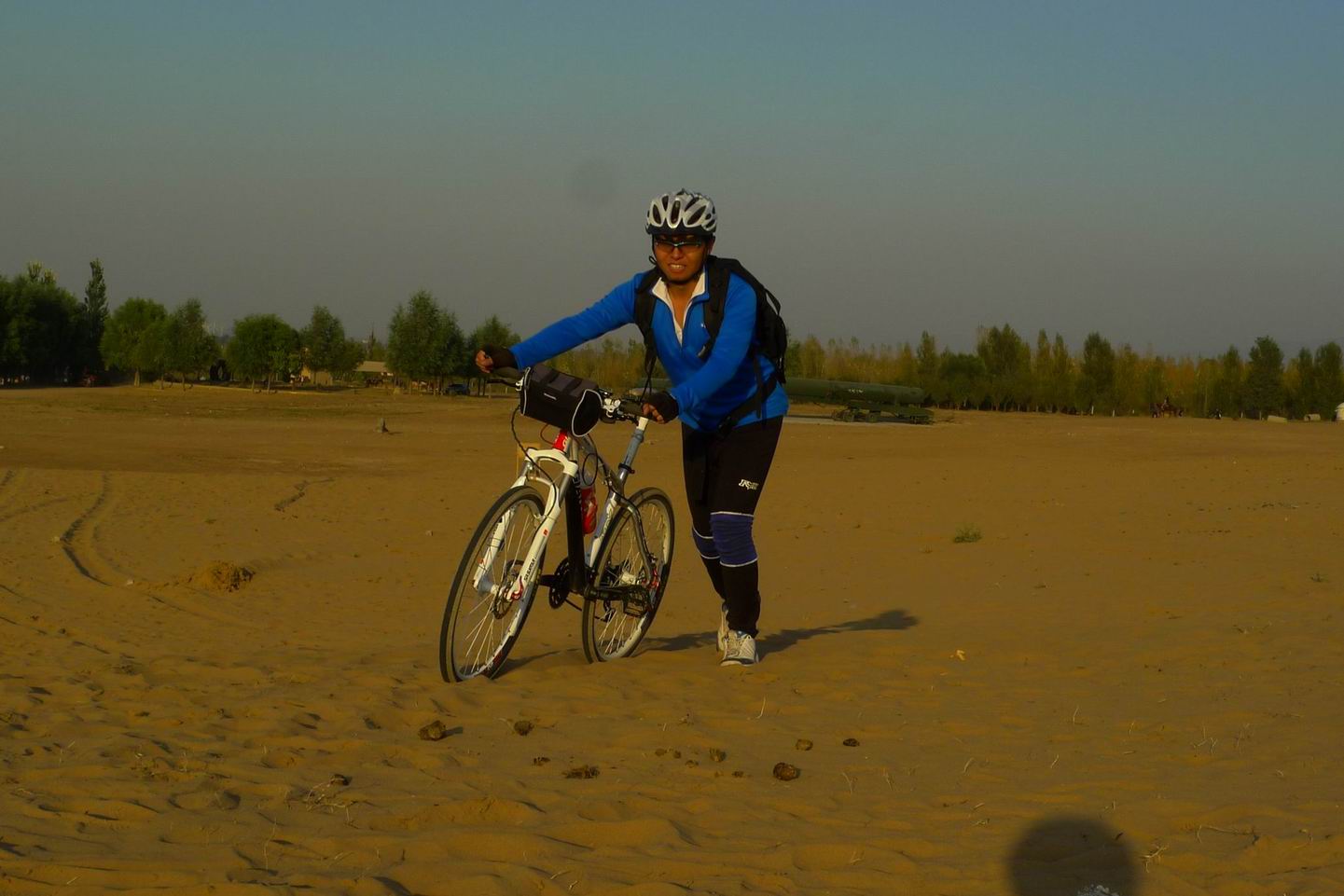 天漠中艰难推行