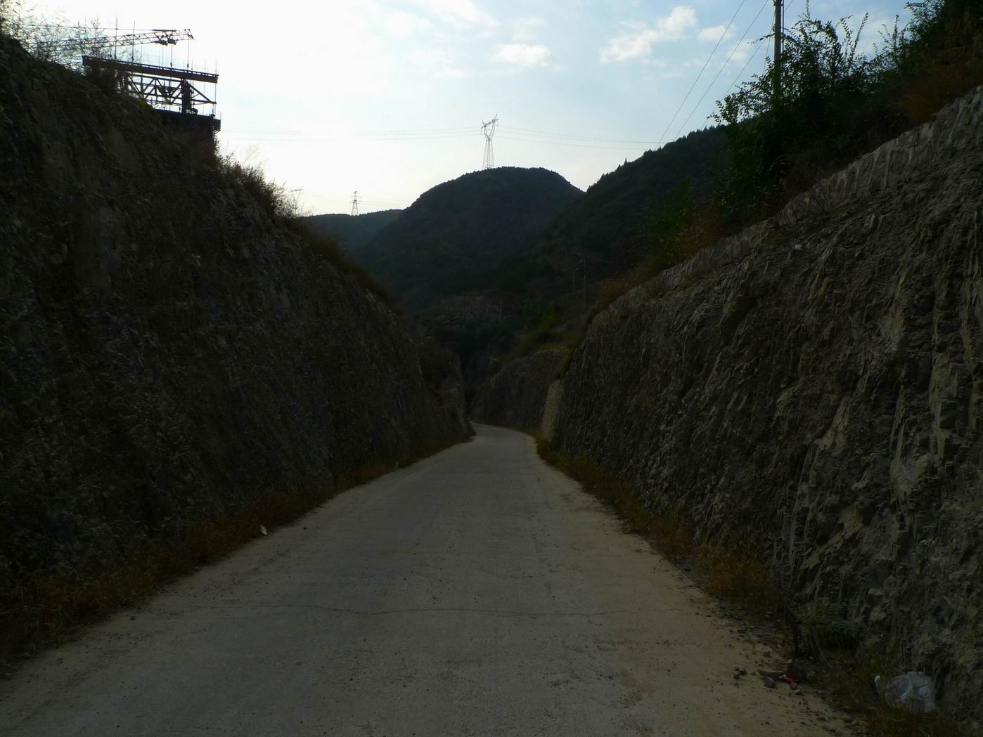 官厅水库下来的狭长下山路段