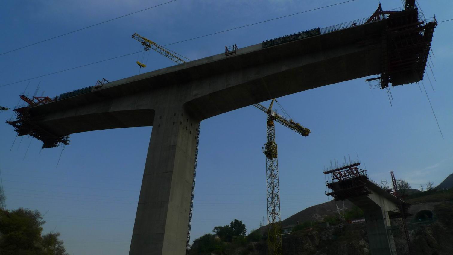 正在修建的大桥桥墩