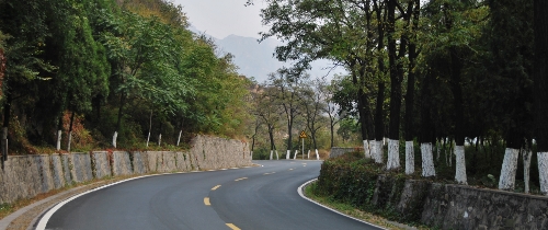 个人比较喜欢这张，有点2Dmax巨幕的意思