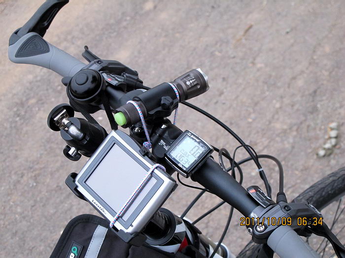 看看装备，像逃难的吧？怕颠丢了，都加了保险