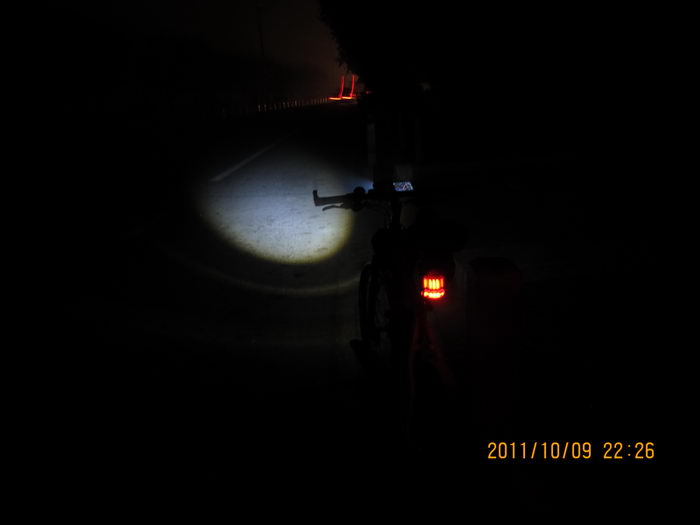 远处是离去的汽车残光。从出廊坊进入北京段一直到六环内的瀛海，近40公里的距离，都是这样，除了偶然驶过的 ...