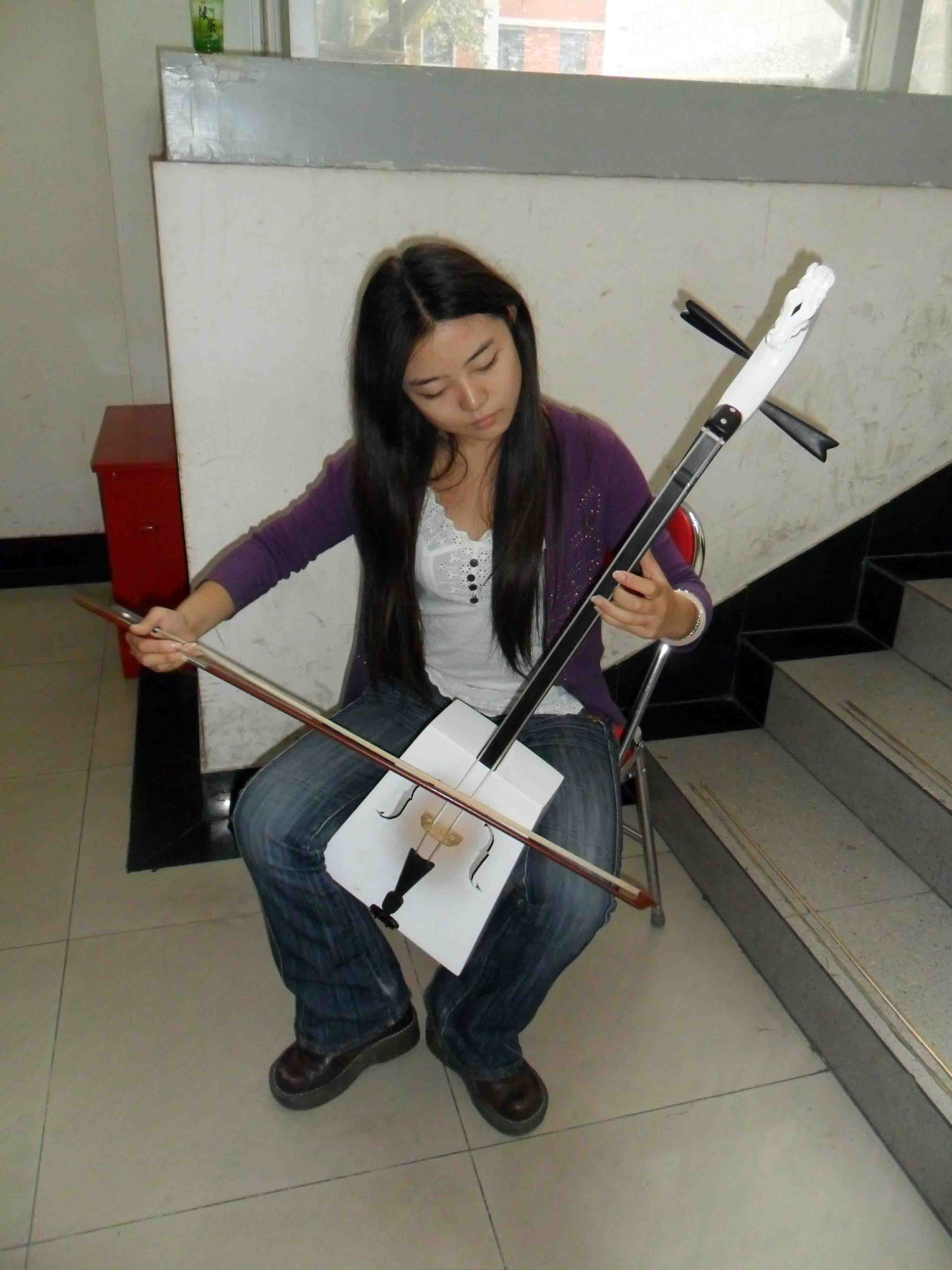 演前练习自制马头琴.jpg
