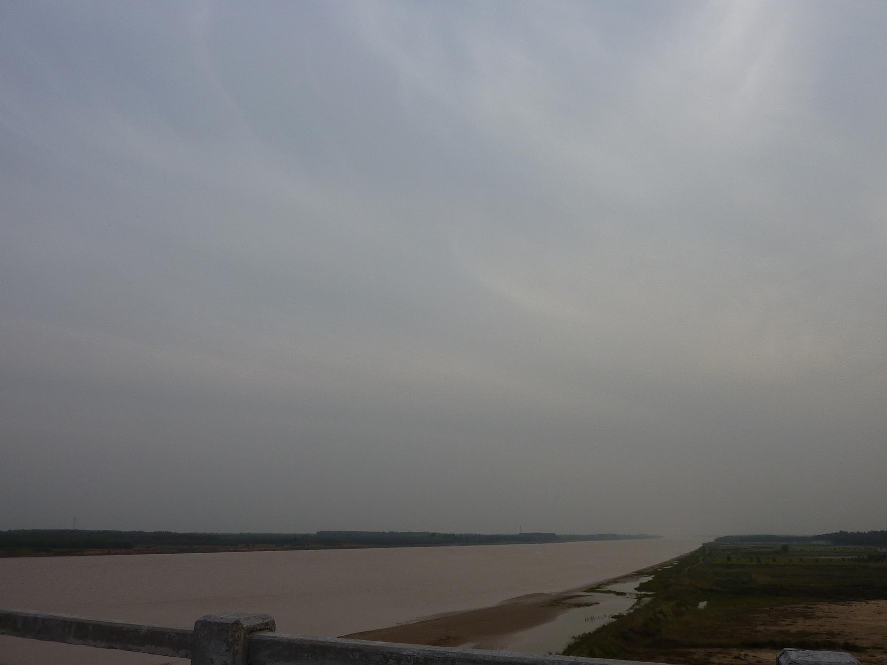 還以為下面是黃河呢，拍完照才想起，黃河好像不流經這裡。呵呵 