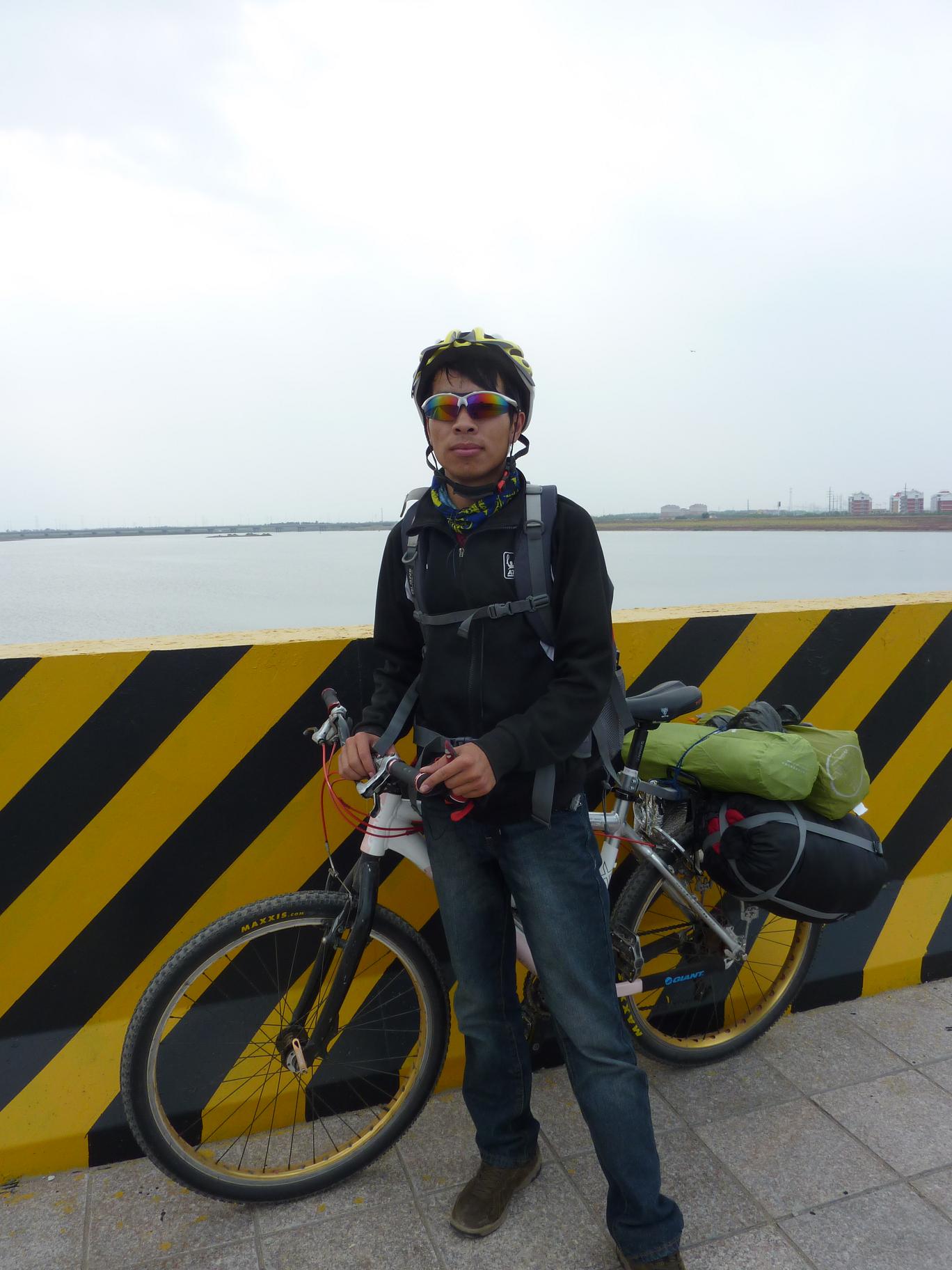 新疆的車友！据说此君从新疆出发与四名车友一起。历时一月有余，一路露营加住宿骑车到北京。这次专程从东营 ...