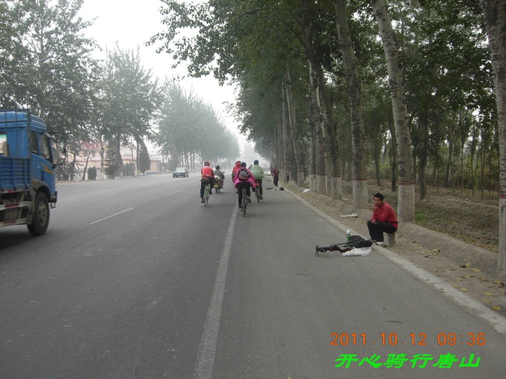 路边有卖弩的还卖砍刀匕首的，今年6月在天津外环就看见过 ，为什么没人管呢？ ...