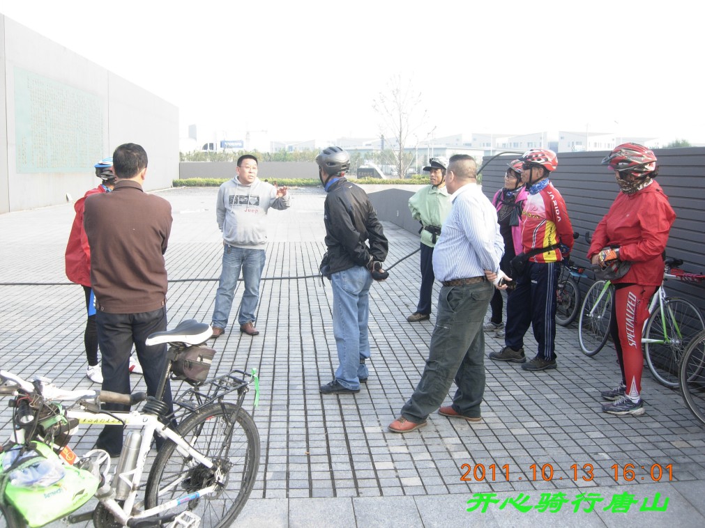 一个当地人和我们讲着那时候