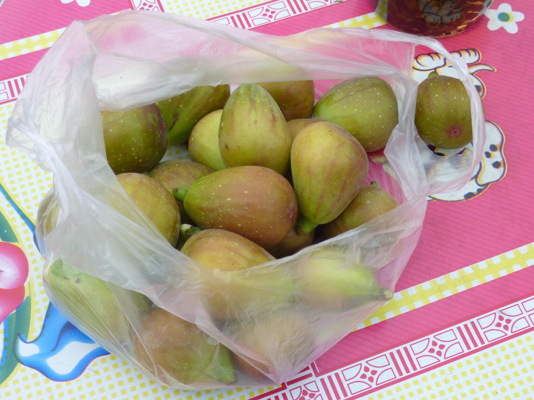 無花果！80後的朋友可能吃過的。不過我們吃的幹的比較多，鮮的還是很少的！ ... ...