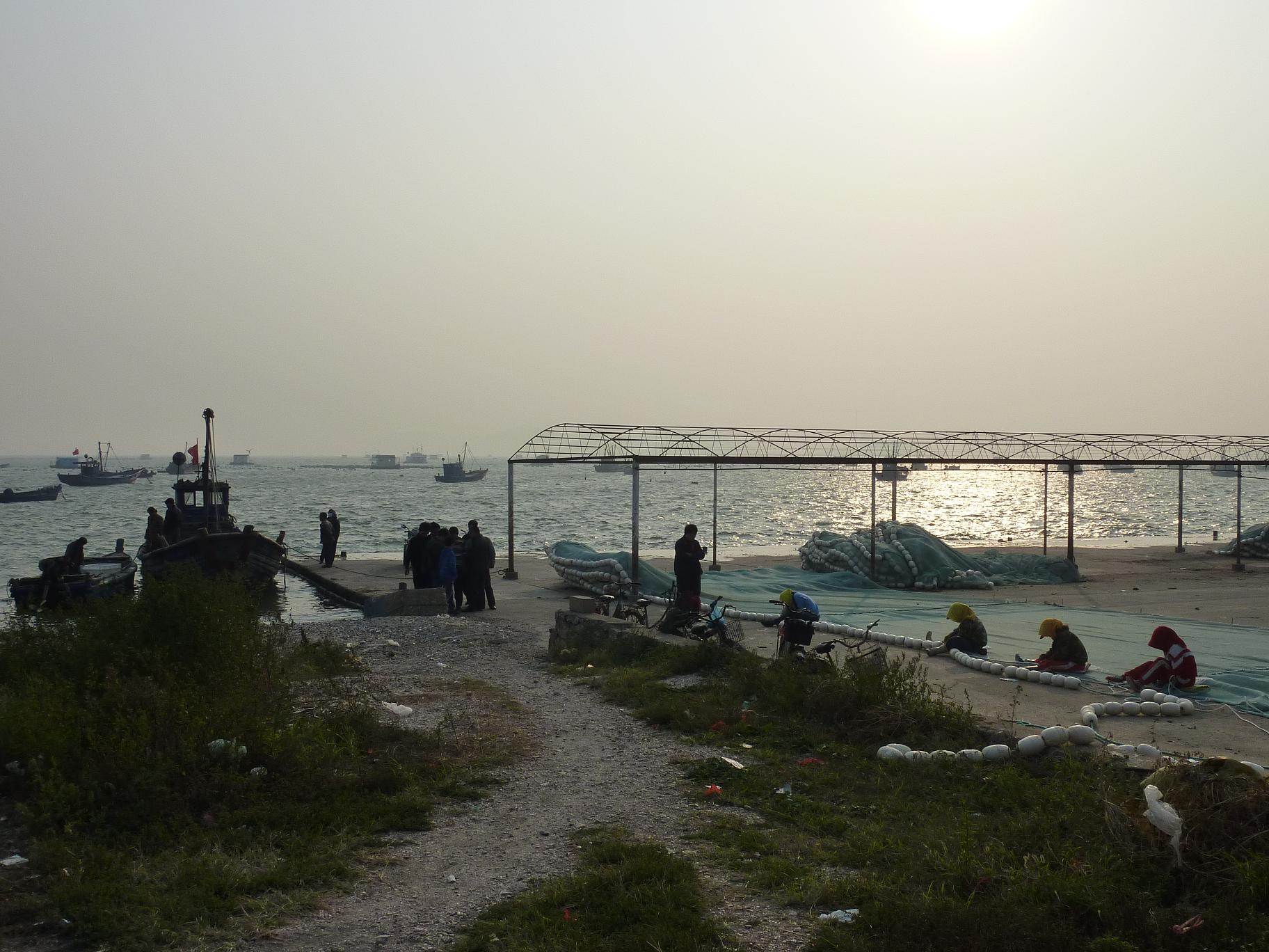 漁夫打漁，漁婦織網。多麼美好的生活畫卷！