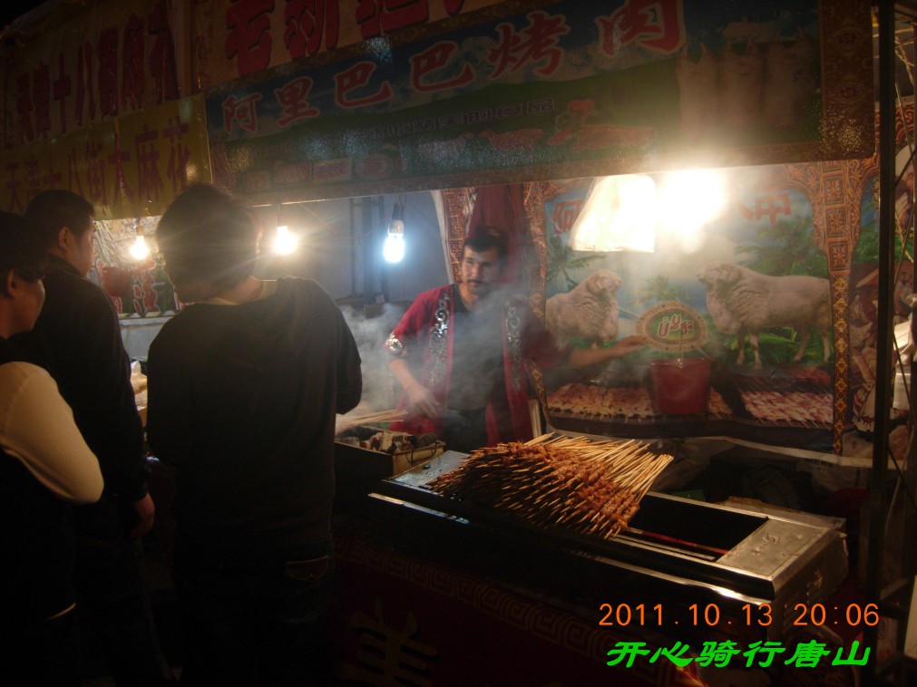 这卖羊肉串的口中都在大声的吆喝