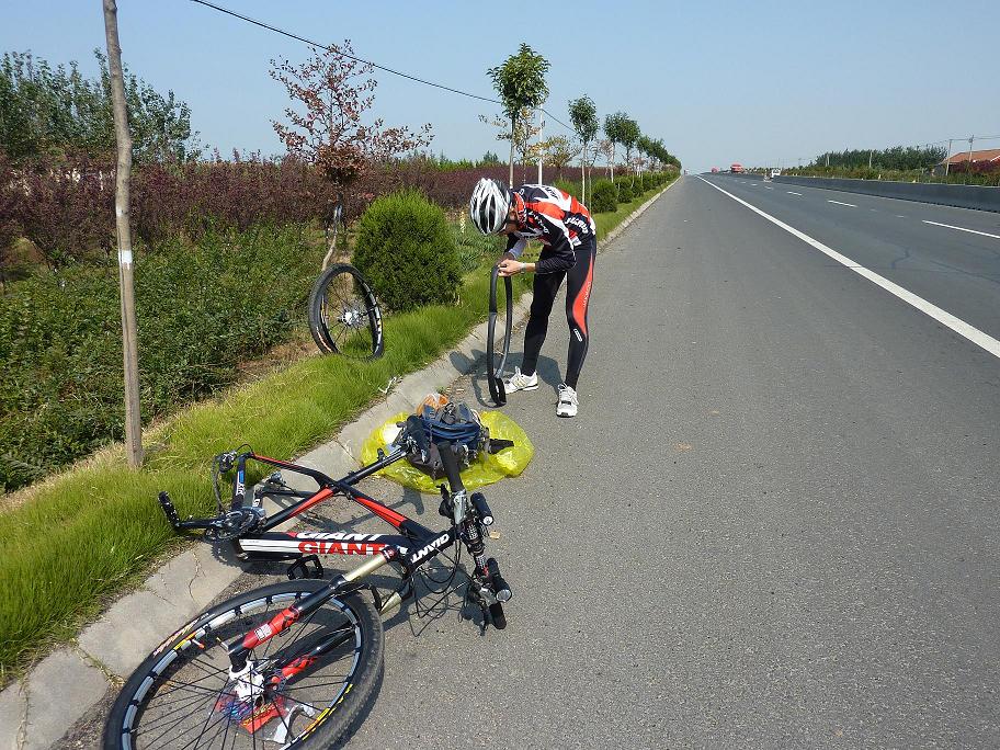 第一次爆胎，值得紀念 ！哈哈 