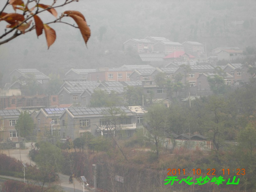 满是太阳能的屋顶