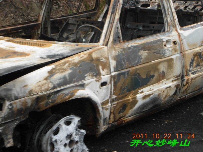 烧毁的轿车