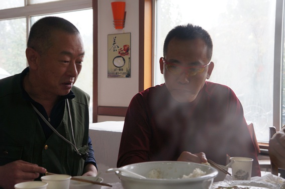 咦？成版的镜片儿不是黑色的吗 - -？