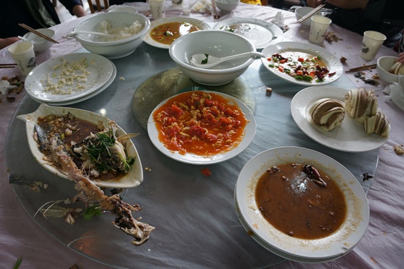 被我们扫荡后的残余。。。豪客今儿没放开肚皮吃 我们桌儿剩了两半花卷