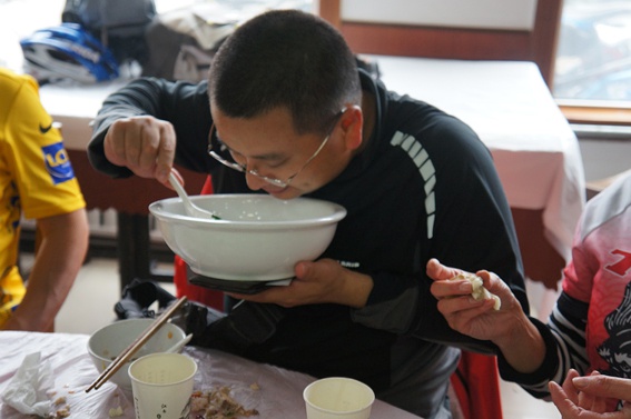 豪客是用汤碗吃的 据说吃了六个花卷 是六个吧成版