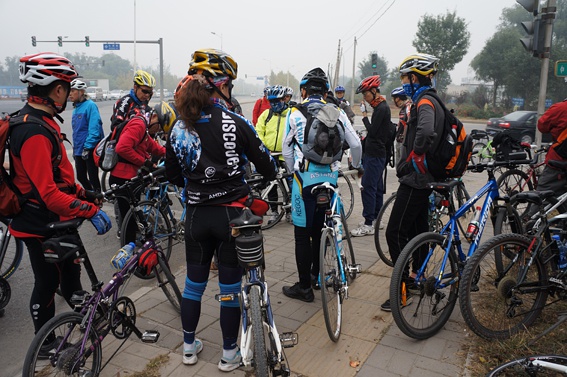 大部队停下来商议解散地点时 凤凰姐夫妻上前问我回哪儿 帮我找相同方向的人一道走 超贴心的 ... ... ...