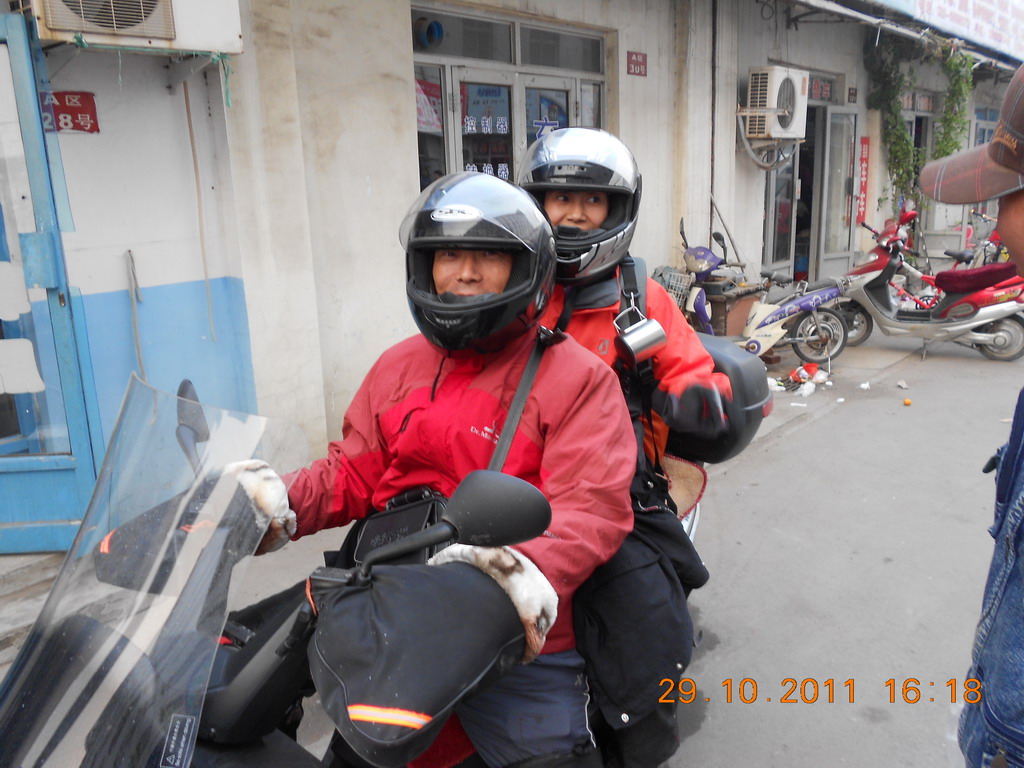 骑摩托去采购.jpg
