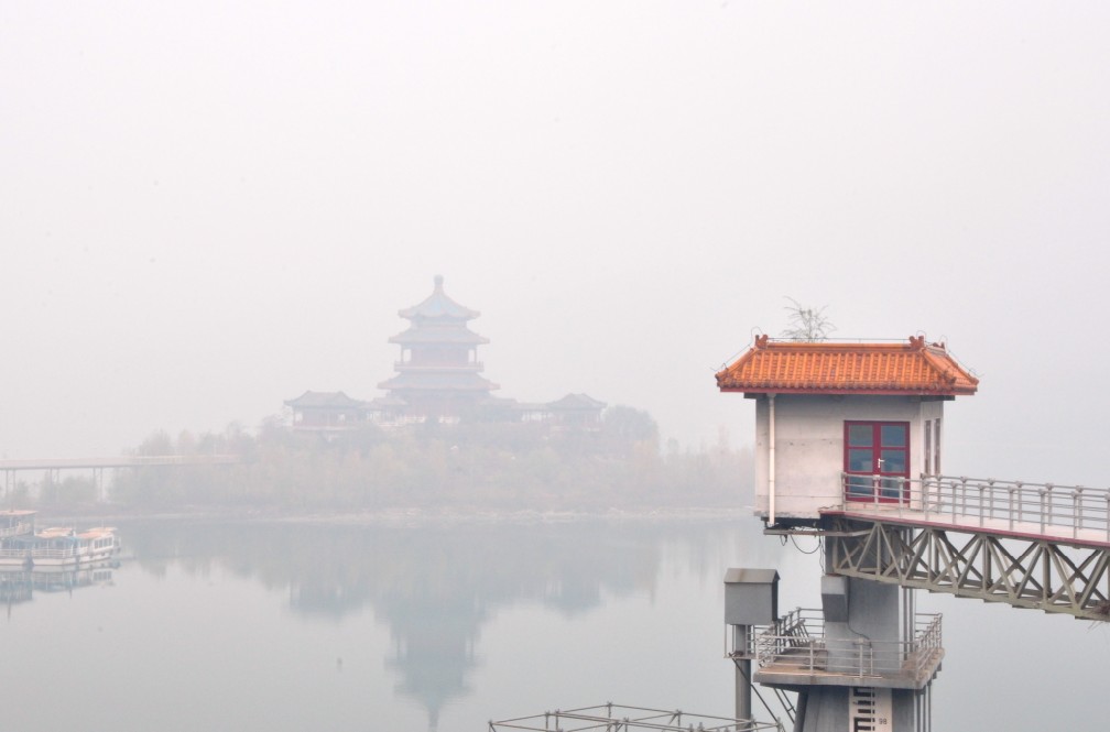 还是雾很大！水库中的塔都只是隐隐约约！