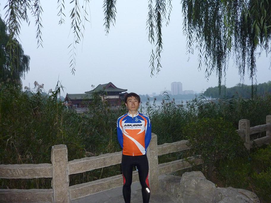 不用買門票，外面就能看到大明湖 。哈哈