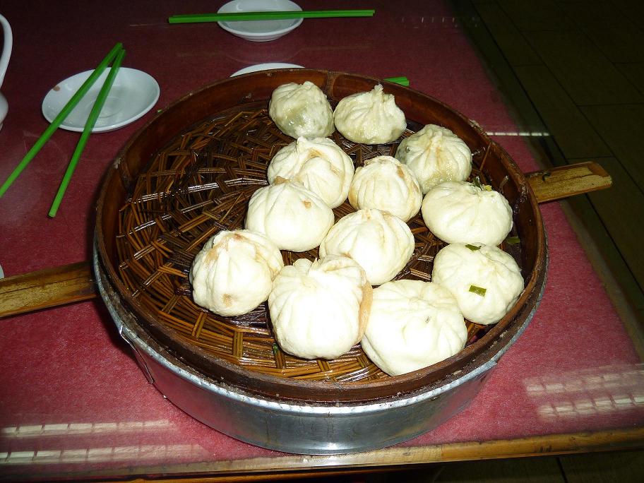 草包包子。俺自己吃了4兩（12個）。還叫了一條糖醋黃河大鯉魚。哈哈