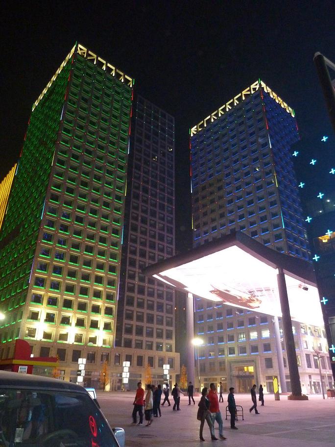 跑了這麼久的長途，還是很渴望城市的霓虹的 呵呵 。雖然在北京很厭惡。。。 ... ...