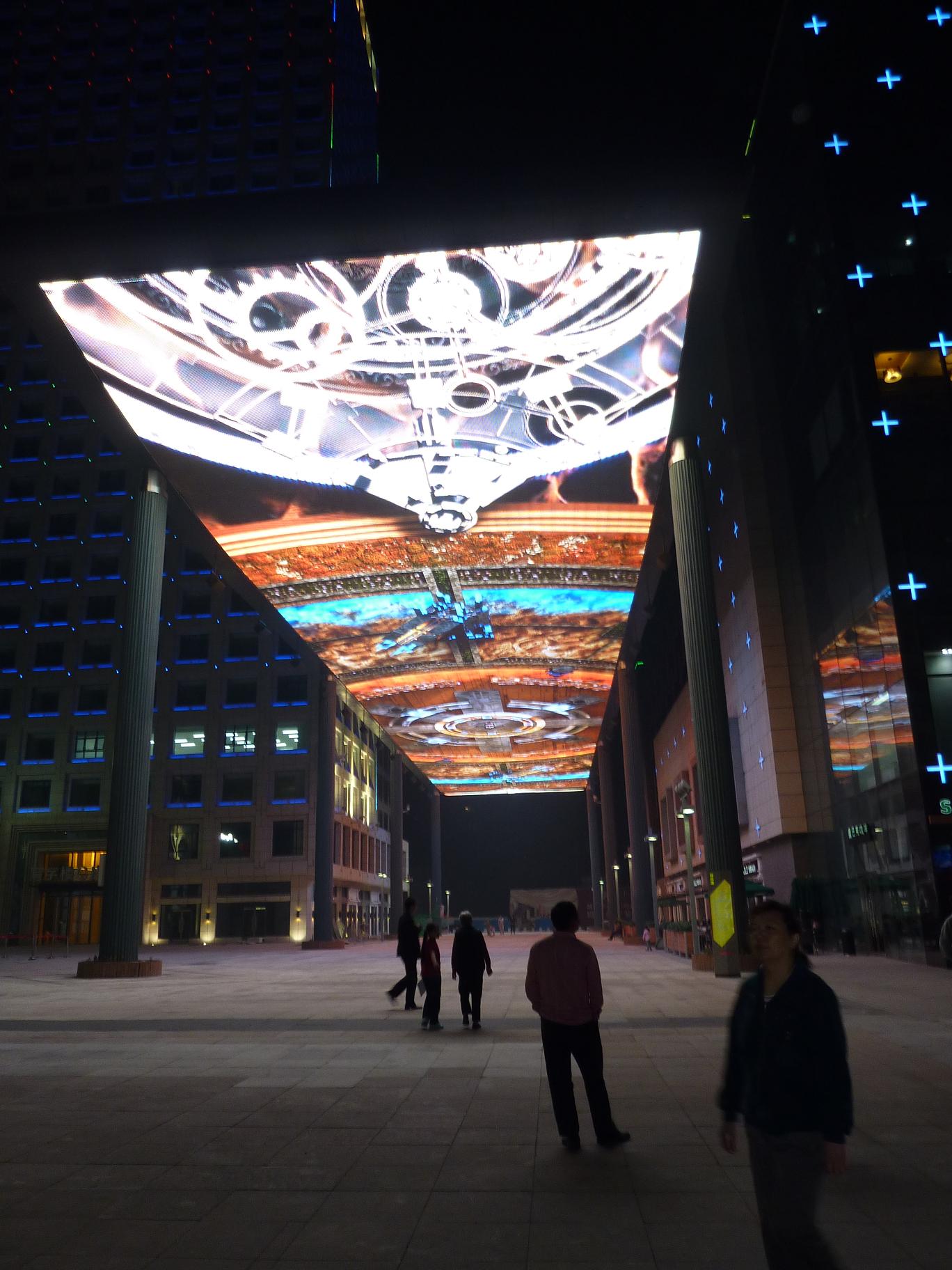 萬達廣場下的霓虹燈。