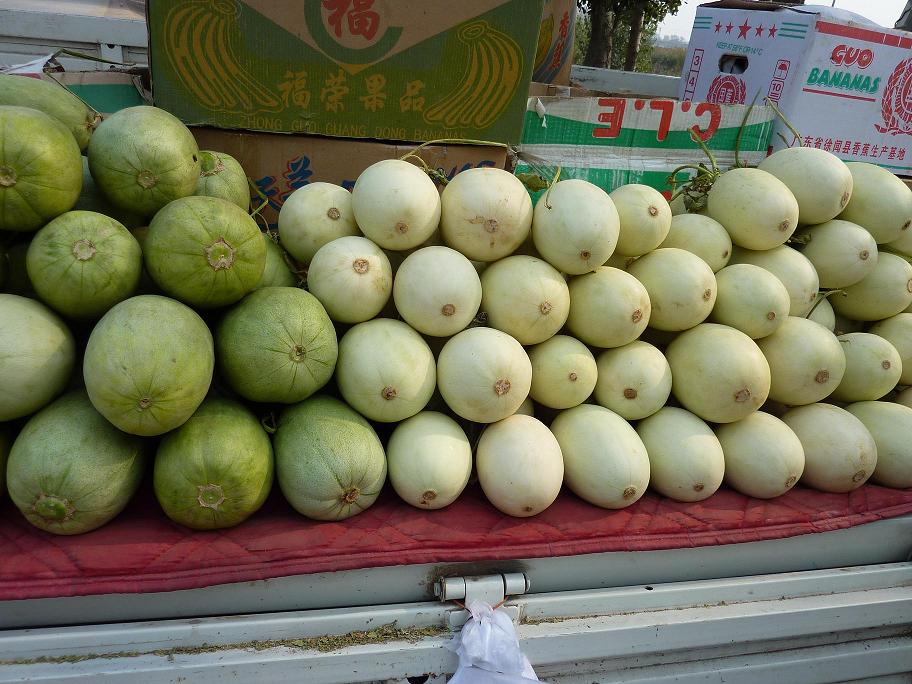 右邊白色的瓜不記得叫什麼名字了。甜的簡直是6個加號！！！