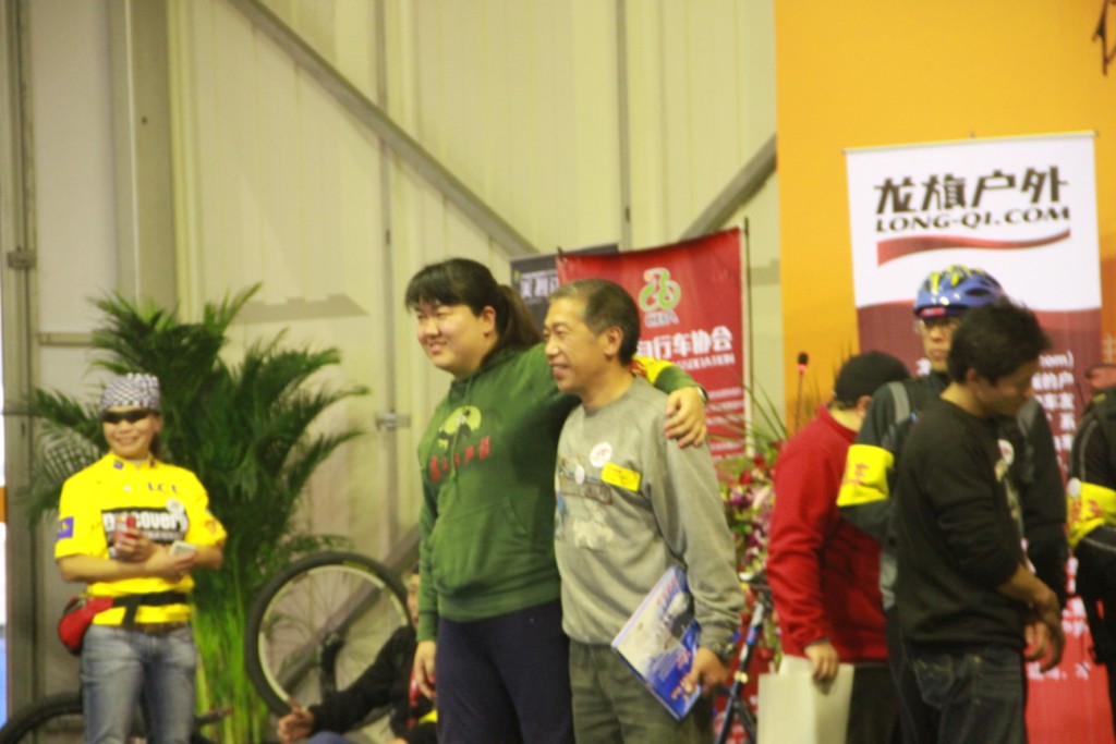 莫莫手提一只枪枪