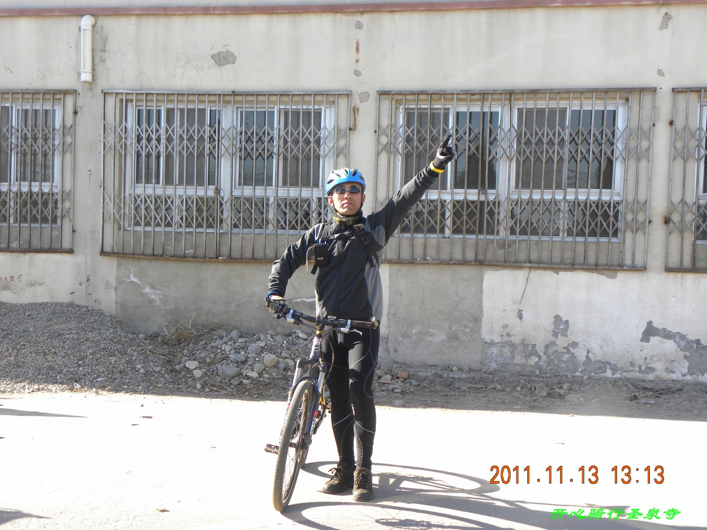 天下独行是在指挥交通吗？